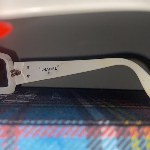 Retro CHANEL Sunglasses - Picture 4 of 5